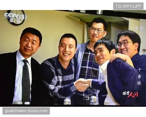 古力下棋霸气像明星，出门拎塑料袋买菜——笑着怀疑人生